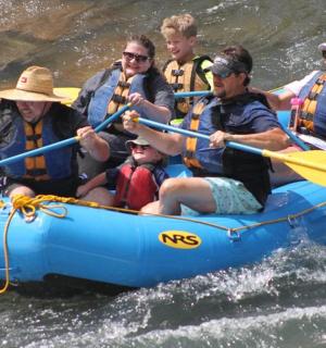 skupina lidí na voru ve vodě