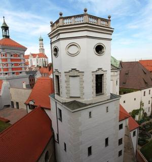 一座白色建筑,顶部有一座钟楼