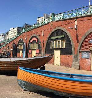 两艘船停在一座砖砌建筑前