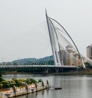 一座横跨河流的白色大桥，桥上还有建筑物