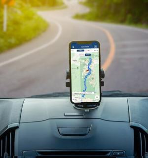 挂在汽车引擎盖上的手机