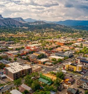 eine Luftaufnahme einer Stadt mit Bergen im Hintergrund