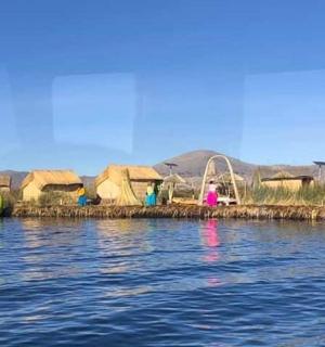 skupina domů na vodě s vodními atrakcemi