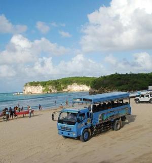 一辆蓝色卡车停在海滩上