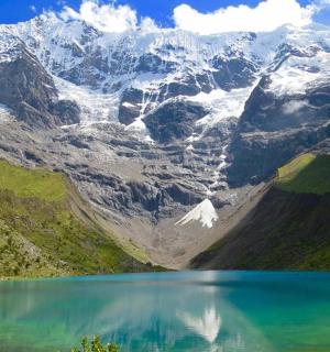 pohled na horské jezero se zasněženými horami