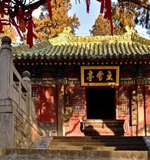 有楼梯通向门口的建筑物