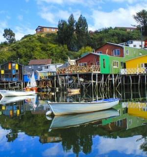 水中一组色彩缤纷的房屋和船只