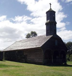 站在一座古老教堂前的人