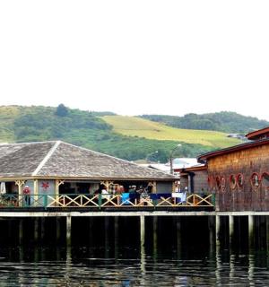 位于水边的餐厅