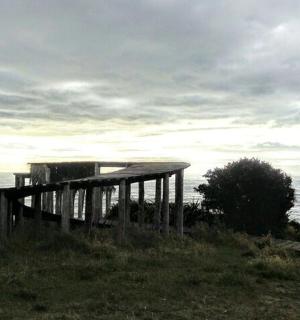 海边山上的一栋建筑