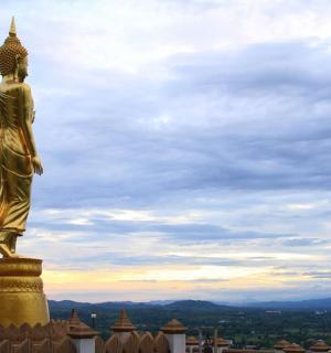 建筑物顶部的女性雕像