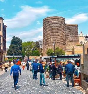 一群人在城市街道上行走