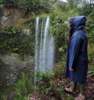 站在瀑布前的女人