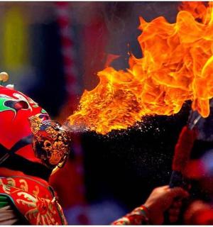 穿着服装、带着火的人