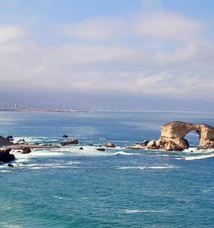 海洋附近水中的岩层