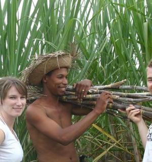 两男一女手持竹枪