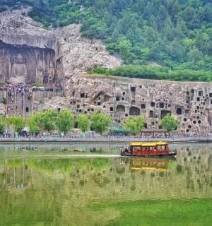 loď ve vodě vedle hory