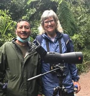 一名男子和一名女子站在相机旁边