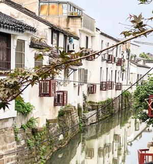 ulička ve starém městě s kanálem