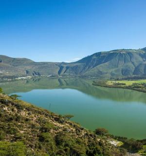 以群山为背景的湖景
