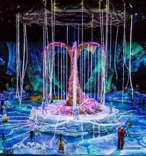 有喷泉的舞台，周围站着人们