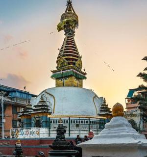 一座顶部有塔的建筑物