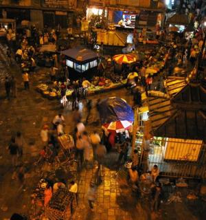 晚上在市场里散步的人群