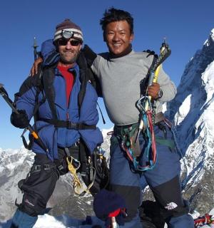 两个男人站在山顶上