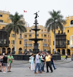 一群人站在喷泉前