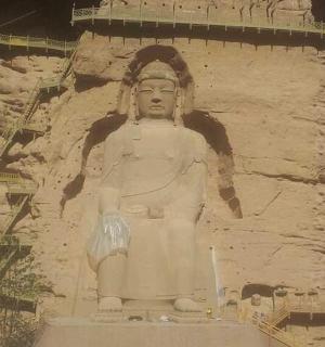 墙上有一尊巨大的佛像