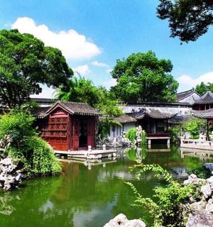 zahrada s jezírkem před budovou