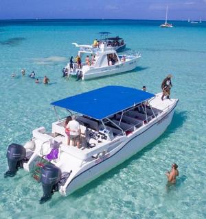 一群人在水中的船上