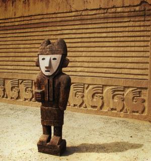 墙前的木制人物雕像