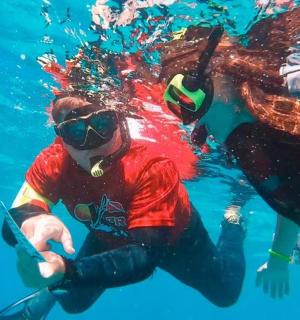 osoba ve vodě s potápěčem