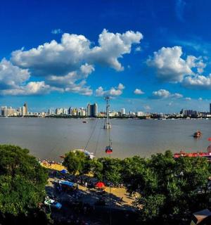 一大片水域，背景是一座城市