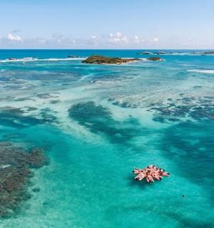 objekt ve vodě v oceánu