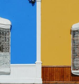 budova se dvěma okny a ptačí klecí