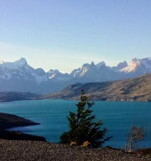 以群山为背景的湖景
