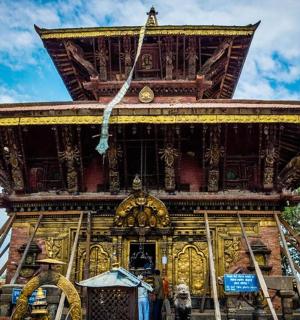 一座顶部有钟的建筑