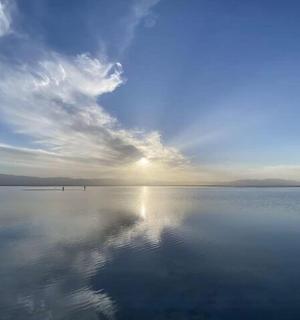 velká vodní plocha s oblohou a mraky