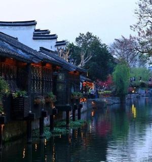 河流景观及其旁边的建筑物