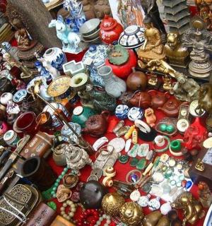 商店里陈列的一堆古董