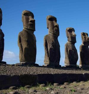 一组排成一排的雕像