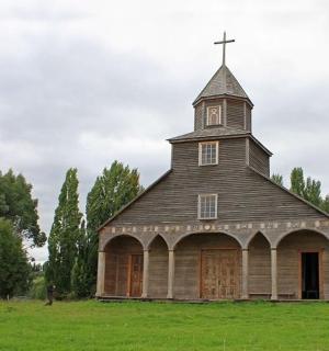 田野上一座带十字架的老教堂