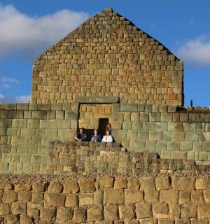 三个人站在砖墙的窗户里