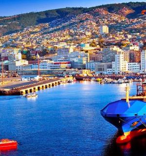 水中的小船，背景是一座城市