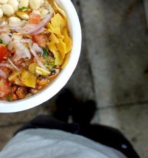 一个人拿着一碗食物