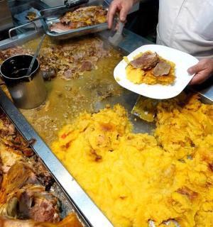 自助餐台上端着盘子的人