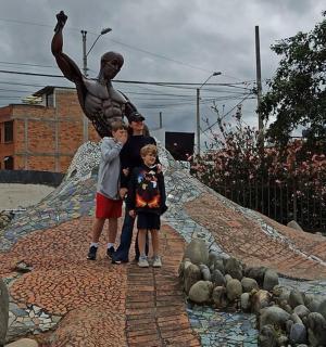 เด็กสองสามคนยืนอยู่หน้ารูปปั้น