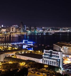 河流环绕的城市夜景